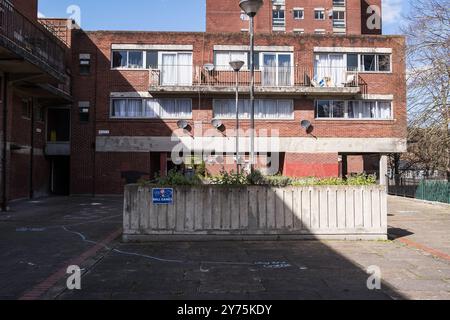 Schattenwurf auf Gemeindewohnungen auf dem South Acton Housing Estate in West London, das derzeit vom Ealing Council renoviert wird. England, Vereinigtes Königreich 2024. Stockfoto