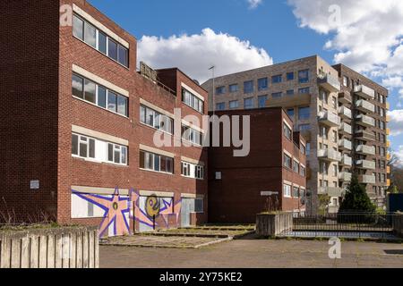 Alte stadtwohnungen auf dem südlichen Anwesen von Acton warten auf den Abriss. Neue Builds im Hintergrund. West London, Großbritannien, 2024. Stockfoto