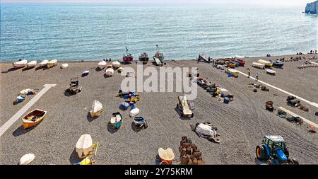 Bier, Devon UK, Strand im Sommer mit Booten und Fischereifahrzeugen und Menschen Stockfoto