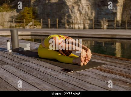 Yoga-Praxis in der Natur Ein wunderschönes und ruhiges Stretching-Erlebnis Stockfoto