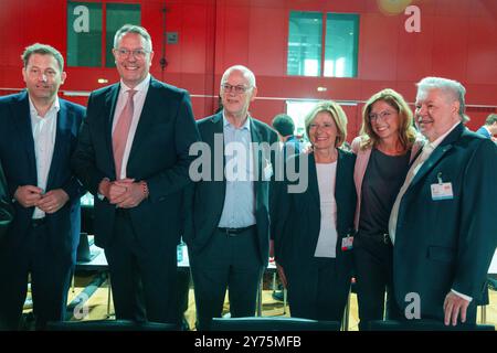 28. September 2024, Rheinland-Pfalz, Mainz: Alexander Schweitzer (2. V. l.), Ministerpräsident Rheinland-Pfalz, Lars Klingbeil (l.), SPD-Fraktionsvorsitzende, ehemalige Rheinland-pfälzische Ministerpräsidenten Malu Dreyer (3. V. l.), Rudolf Scharping (3. V. l.) und Kurt Beck sowie Sabine Bätzing-Lichtenthäler, SPD-Fraktionsvorsitzende, stehen auf der Sonderkonferenz der Rheinland-Pfalz. Die SPD ist seit rund 33 Jahren in Rheinland-Pfalz in der Regierung. Nach dem Generationswechsel ganz oben Stockfoto