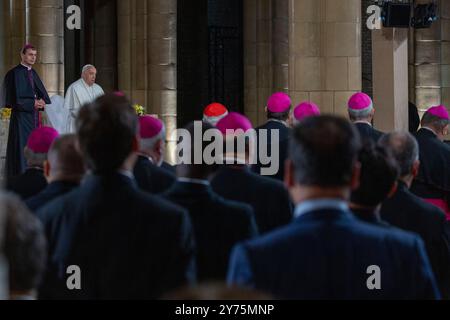 Brüssel, Belgien September 2024. Erzbischof Luc Terlinden und Papst Franziskus wurden am Samstag, den 28. September 2024, bei einem päpstlichen Besuch in der Nationalbasilika des Heiligen Herzens in Koekelberg, Brüssel, vorgestellt. Der Leiter der katholischen Kirche Papst Franziskus, geborener Jorge Mario Bergoglio, besucht Belgien vom 26. Bis 29. September, um den 600. Jahrestag der Universitäten KU Leuven und UCLouvain zu feiern. BELGA FOTO NICOLAS MAETERLINCK Credit: Belga News Agency/Alamy Live News Stockfoto