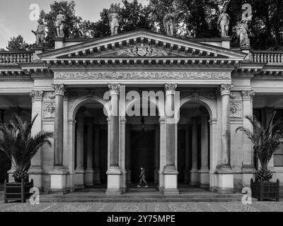 Karlovy Vary, Tschechische Republik - 28. Mai 2022: Frau, die an der Mühlenkolonnade auf Karlovy Vary in Schwarz-weiß läuft Stockfoto