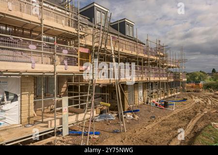 Construction Site – Ein modernes Gebäude mit Wohneigentum, das den aktuellen Wohnungsanforderungen in Großbritannien gerecht wird. Stockfoto