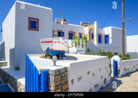 Ano Koufonisi, Griechenland - 15. Mai 2024: Architektur im Kykladischen Stil auf der Insel Ano Koufonisi. Kleine Kykladen, Griechenland Stockfoto