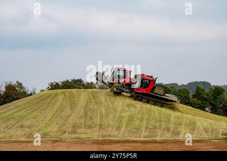 Pisten Bully 600 & 300 arbeiten an einem Maishaufen, der zur Biogaserzeugung genutzt wurde Stockfoto