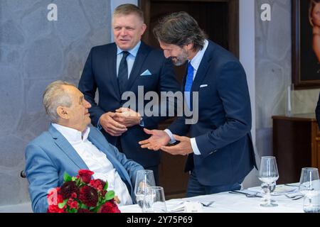 Hluboka Nad Vltavou, Tschechische Republik. September 2024. Der ehemalige Präsident Milos Zeman feiert seinen 80. Geburtstag im Hotel Stekl, Hluboka nad Vltavou, am 28. September 2024. Zeman hat ein Mittagessen mit dem slowakischen Premierminister Robert Fico (Mitte) und dem slowakischen Verteidigungsminister Robert Kalinak (rechts). Quelle: Vaclav Pancer/CTK Photo/Alamy Live News Stockfoto