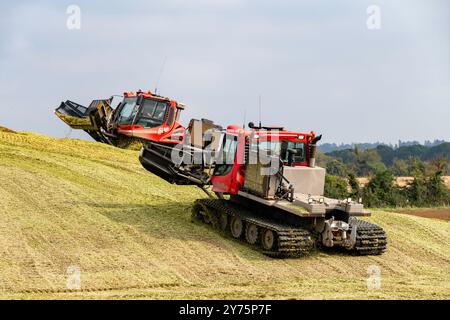 Pisten Bully 600 & 300 arbeiten an einem Maishaufen, der zur Biogaserzeugung genutzt wurde Stockfoto