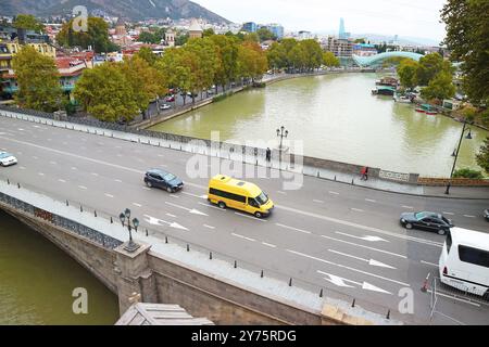 Beeindruckender Blick aus der Vogelperspektive auf die Metekhi-Brücke über den Fluss Kura in der Innenstadt von Tiflis, der Hauptstadt von Georgien Stockfoto