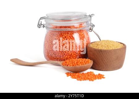 Rohe Linsen und Bulgur isoliert auf weiß Stockfoto