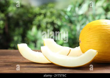 Frische reife Melonen auf Holztisch im Freien Stockfoto