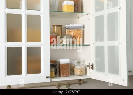 Verschiedene Arten von Getreide und Hülsenfrüchten in Küchen Stockfoto