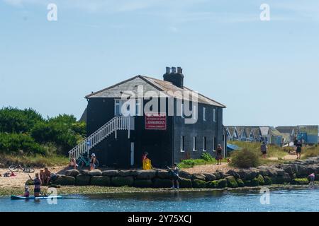 Mudeford Sandbank, Vereinigtes Königreich - 11. August 2024: Das Schwarze Haus am Eingang zum Christchurch Harbour zwischen Mudeford Quay und Mudeford Sandbank. Stockfoto