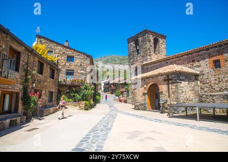 Straße und Kirche. Valverde de los Arroyos, Provinz Guadalajara, Kastilien-La Mancha, Spanien. Stockfoto