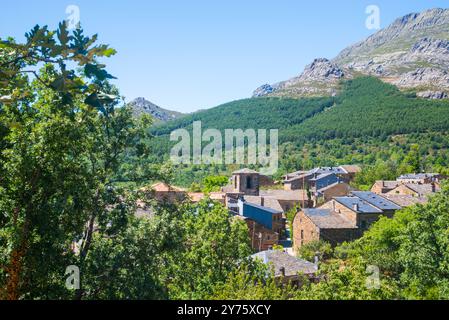 Überblick über das Dorf und Ocejon Peak. Valverde de los Arroyos, Provinz Guadalajara, Kastilien-La Mancha, Spanien. Stockfoto