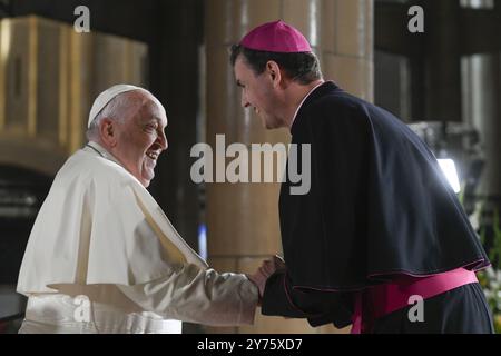 **NO LIBRI** Belgien, 28.9.2024.Papst Franziskus schüttelt bei einem Treffen mit Bischöfen, Priestern, Diakonen, Ordensgeweihten, Seminaristen und Pastoralarbeitern in der Nationalbasilika des Heiligen Herzens Koekelberg in Brüssel, Belgien, die Hand mit Erzbischof Luc Terlinden. Foto von VATIKANISCHEN MEDIEN /Catholic Press Photo Credit: Independent Photo Agency Srl/Alamy Live News Stockfoto