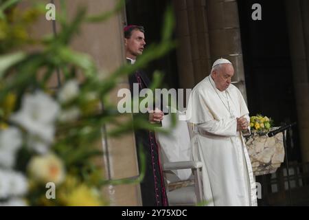 **NO LIBRI** Belgien, 28.9.2024.Papst Franziskus bei einem Treffen mit Bischöfen, Priestern, Diakonen, Ordensgeweihten, Seminaristen und Pastoralarbeitern in der Nationalen Basilika des Heiligen Herzens in Brüssel, Belgien. Foto von VATIKANISCHEN MEDIEN /Catholic Press Photo Credit: Independent Photo Agency Srl/Alamy Live News Stockfoto