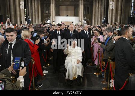 **NO LIBRI** Belgien, 28.9.2024.Papst Franziskus bei einem Treffen mit Bischöfen, Priestern, Diakonen, Ordensgeweihten, Seminaristen und Pastoralarbeitern in der Nationalen Basilika des Heiligen Herzens in Brüssel, Belgien. Foto von VATIKANISCHEN MEDIEN /Catholic Press Photo Credit: Independent Photo Agency Srl/Alamy Live News Stockfoto