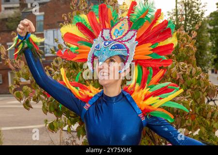 Preston, Lancashire. Unterhaltung in Großbritannien. September 2024. Tänzerin Samantha mit Federhaarband Happy Stolz Days, während eine Vielzahl von farbenfrohen, lebendigen Charakteren Liebe und Einheit bei der Veranstaltung im Stadtzentrum feiern. Quelle: MediaWorldImages/AlamyLiveNews Stockfoto