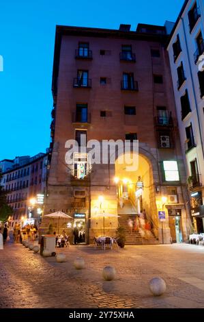 Arco de Cuchilleros, Nachtblick. Madrid. Spanien. Stockfoto