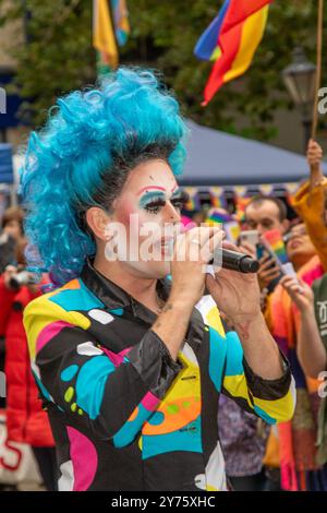 Preston, Lancashire. Unterhaltung in Großbritannien. September 2024. Der Drag-Artist Gypsy Darling unterhält die Massen. Happy Stolz Days, in denen unzählige farbenfrohe, lebhafte Charaktere die Veranstaltung „Love, Unity at the Citry Centre“ feiern. Quelle: MediaWorldImages/AlamyLiveNews Stockfoto