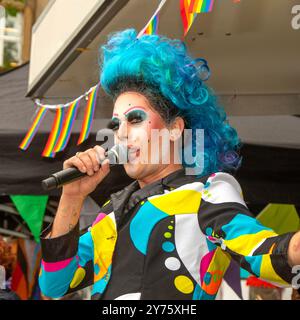 Preston, Lancashire. Unterhaltung in Großbritannien. September 2024. Der Drag-Artist Gypsy Darling unterhält die Massen. Happy Stolz Days, in denen unzählige farbenfrohe, lebhafte Charaktere die Veranstaltung „Love, Unity at the Citry Centre“ feiern. Quelle: MediaWorldImages/AlamyLiveNews Stockfoto