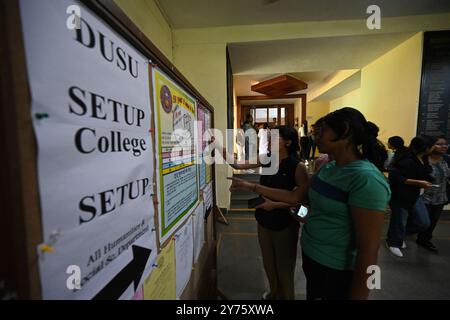 Neu-Delhi, Indien. September 2024. NEW DELHI, INDIEN - 27. SEPTEMBER: Studenten geben ihre Stimmen für die DUSU-Wahl an der Miranda Collage North Delhi University am 27. September 2024 in New Delhi, Indien, ab. (Foto: Sonu Mehta/Hindustan Times/SIPA USA) Credit: SIPA USA/Alamy Live News Stockfoto