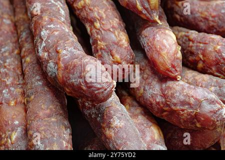 Gruppe von geräucherten Schweinefleischwürsten, Nahaufnahme, abstrakter Essenshintergrund Stockfoto