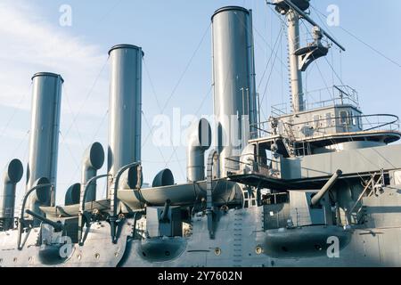 An Bord eines alten Dampfschiffes mit Vintage-Marinehintergrund Stockfoto