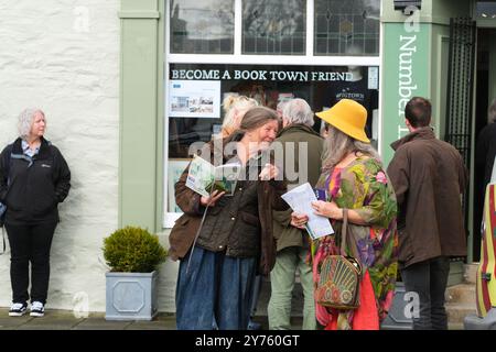 Wigtown, Dumfries und Galloway, Schottland – Samstag, den 28. September 2024 – Besucher von Wigtown halten an, um sich vor den Büros des Festivals zu unterhalten – das Wigtown Book Festival findet bis Sonntag, den 6. Oktober 2024 statt – Foto Steven May / Alamy Live News Stockfoto