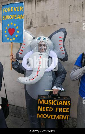 London, Großbritannien, 28. September 2024. Ein Mann, der als Elefant gekleidet ist, hält ein Protestzeichen hoch. Tausende nehmen an dem dritten National Rejoin March in Central London Teil. Demonstranten rufen Großbritannien dazu auf, wieder der Europäischen Union beizutreten, nachdem das Land im Referendum 2016 für den Austritt gestimmt hat. Quelle: James Willoughby/Alamy Live News Stockfoto