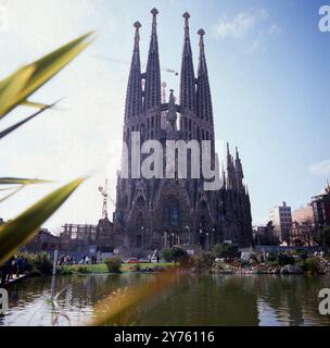 Blick auf die Kathedrale La Sagrada Familia in Barcelona, Spanien um 1986. Stockfoto