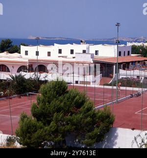 Blick auf die Hotel- und Tennisanlage im Club Peuta auf Ibiza, Spanien um 1982. Stockfoto