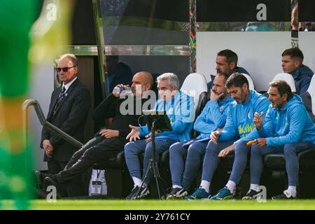 Manchester City Manager PEP Guardiola auf der Bank bei Wasser während des Spiels Newcastle United FC gegen Manchester City FC English Premier League in St. James' Park, Newcastle, England, Vereinigtes Königreich am 28. September 2024 Credit: Every Second Media/Alamy Live News Stockfoto