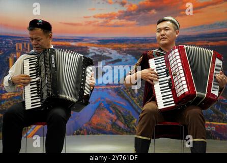 (240928) -- YINING, 28. September 2024 (Xinhua) -- Musiker spielen Akkordeons für Touristen in der Alexander-Akkordeon-Sammelhalle in der Liuxing-Straße in der Stadt Yining, der Autonomen Präfektur Ili Kazak, der Autonomen Region Xinjiang Uygur im Nordwesten Chinas, 27. September 2024. Die Liuxing Street befindet sich in Yining City und verfügt über ein einzigartiges sechseckiges Layout, das von einem deutschen Ingenieur entworfen wurde und Mitte der 1930er Jahre erbaut wurde Im Laufe des vergangenen Jahrhunderts haben hier Bewohner verschiedener ethnischer Gruppen harmonisch miteinander gelebt. Im Rahmen der Bemühungen der lokalen Behörden, den historischen Block in jüngster Zeit zu erhalten und zu modernisieren Stockfoto