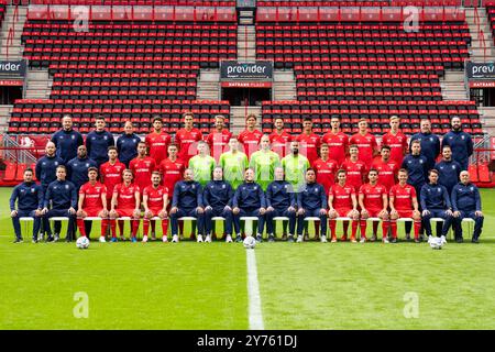 ENSCHEDE, NIEDERLANDE - 27. SEPTEMBER: Der Kader des FC Twente posiert für ein Mannschaftsfoto, hintere Reihe von links nach rechts: Wouter Vos, Bart Visser, Sanne Hesselink, Julien Mesbahi, Gustaf Lagerbielke, Michel VLAP, Sam Lammers, Ricky van Wolfswinkel, Mees Hilgers, Alec van Hoorenbeeck, max Bruns, Mats Rots, Sander Boschker, Asmar Malki, mittlere Reihe von links nach rechts: Colin de Graaf, Ellery Cairo, Michell van Bergen, Anass Salah-Eddine, Daan Rots, Sam Karssies, Przemyslaw Tyton, Lars Unnerstall, Issam El Maach, Gijs Besselink, Youri Regeer, Sayf Ltaief, Thijn de Braaf, Rene Hoevenaar, erste Reihe von links Stockfoto