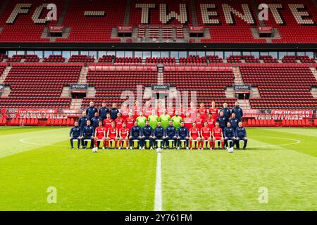 ENSCHEDE, NIEDERLANDE - 27. SEPTEMBER: Der Kader des FC Twente posiert für ein Mannschaftsfoto, hintere Reihe von links nach rechts: Wouter Vos, Bart Visser, Sanne Hesselink, Julien Mesbahi, Gustaf Lagerbielke, Michel VLAP, Sam Lammers, Ricky van Wolfswinkel, Mees Hilgers, Alec van Hoorenbeeck, max Bruns, Mats Rots, Sander Boschker, Asmar Malki, mittlere Reihe von links nach rechts: Colin de Graaf, Ellery Cairo, Michell van Bergen, Anass Salah-Eddine, Daan Rots, Sam Karssies, Przemyslaw Tyton, Lars Unnerstall, Issam El Maach, Gijs Besselink, Youri Regeer, Sayf Ltaief, Thijn de Braaf, Rene Hoevenaar, erste Reihe von links Stockfoto