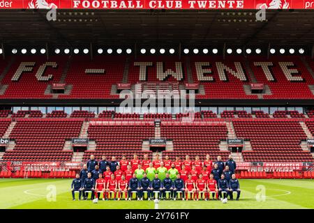 ENSCHEDE, NIEDERLANDE - 27. SEPTEMBER: Der Kader des FC Twente posiert für ein Mannschaftsfoto, hintere Reihe von links nach rechts: Wouter Vos, Bart Visser, Sanne Hesselink, Julien Mesbahi, Gustaf Lagerbielke, Michel VLAP, Sam Lammers, Ricky van Wolfswinkel, Mees Hilgers, Alec van Hoorenbeeck, max Bruns, Mats Rots, Sander Boschker, Asmar Malki, mittlere Reihe von links nach rechts: Colin de Graaf, Ellery Cairo, Michell van Bergen, Anass Salah-Eddine, Daan Rots, Sam Karssies, Przemyslaw Tyton, Lars Unnerstall, Issam El Maach, Gijs Besselink, Youri Regeer, Sayf Ltaief, Thijn de Braaf, Rene Hoevenaar, erste Reihe von links Stockfoto