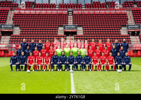 ENSCHEDE, NIEDERLANDE - 27. SEPTEMBER: Die Mannschaft des FC Twente posiert für ein Mannschaftsfoto; hintere Reihe von links nach rechts: Wouter Vos, Bart Visser, Sanne Hesselink, Julien Mesbahi, Gustaf Lagerbielke, Michel VLAP, Sam Lammers, Ricky van Wolfswinkel, Mees Hilgers, Alec van Hoorenbeeck, max Bruns, Mats Rots, Sander Boschker, Asmar Malki, mittlere Reihe von links nach rechts: Colin de Graaf, Ellery Cairo, Michell van Bergen, Anass Salah-Eddine, Daan Rots, Sam Karssies, Przemyslaw Tyton, Lars Unnerstall, Issam El Maach, Gijs Besselink, Youri Regeer, Sayf Ltaief, Thijn de Braaf, Rene Hoevenaar, erste Reihe von links Stockfoto