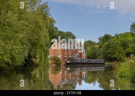 Schmalboot vor einem großen Haus am Kanal Stockfoto