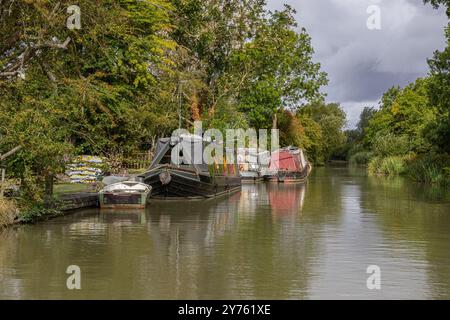 Vertäute Schmalboote auf einem Kanal in England an einem bewölkten Tag Stockfoto