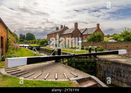 Die untere Schleuse bei Braunston ist Teil des Braunston-Fluges auf dem Grand Union Canal in Northamptonshire, England. Es markiert den Eingang nach Braunston, A Stockfoto