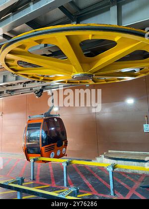 Großes gelbes Bullwheel an einer Seilbahnstation an der Tunektepe-Seilbahn in Antalya, Türkei Stockfoto