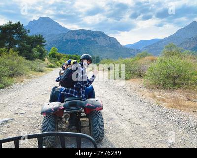 Fahren Sie Quad-Bikes auf einer Tour über staubige Wege in Antalya, Türkei Stockfoto