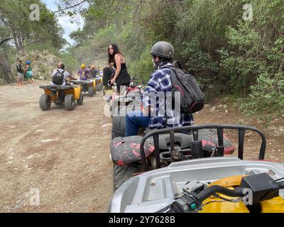 Fahren Sie Quad-Bikes auf einer Tour über staubige Wege in Antalya, Türkei Stockfoto