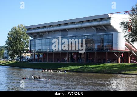 Nottingham, Großbritannien. September 2024. Eine allgemeine Ansicht der Ruderer auf dem Fluss Trent außerhalb des City Grounds vor dem Spiel Nottingham Forest FC gegen Fulham FC English Premier League am 28. September 2024 auf dem City Ground, Nottingham, England, Vereinigtes Königreich Credit: Every Second Media/Alamy Live News Stockfoto