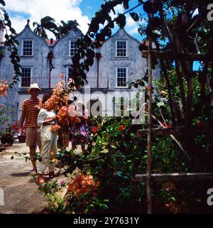 Touristen im Hof vom Saint Nicholas Abbey Herrenhaus in Saint Peter auf Barbados, um 1985. Stockfoto