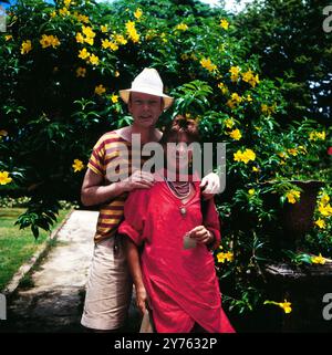 Touristen im Hof vom Saint Nicholas Abbey Herrenhaus auf Barbados, um 1985. Stockfoto