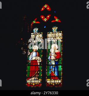 Kirchenfenster der Kathedrale Saint Mathieu in der Gemeinde Salers in der Region Auvergne, Frankreich um 1985. Stockfoto