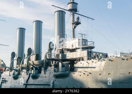 Sankt Petersburg, Russland - 16. Juni 2024: Bord des geschützten Kreuzers Aurora, heute als Museumsschiff erhalten Stockfoto